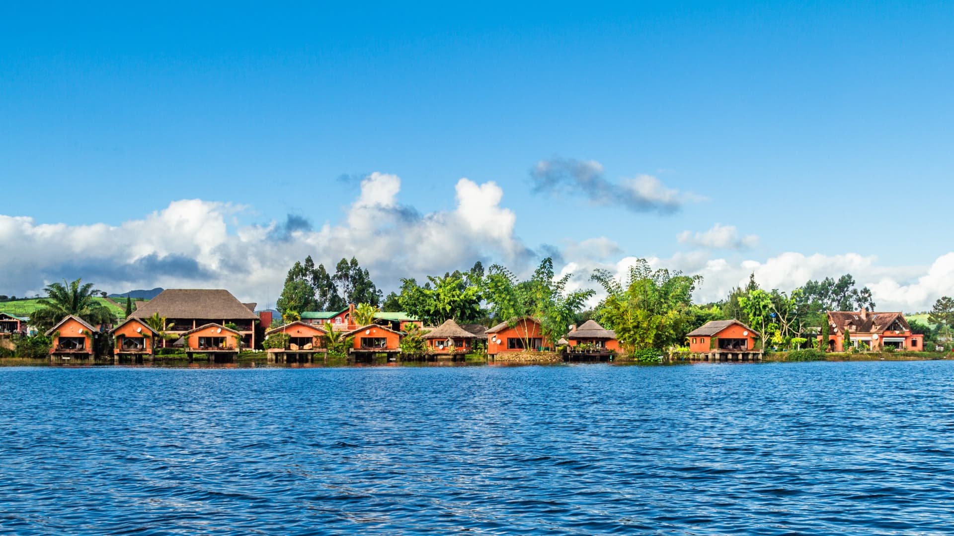 Les bungalows sur pilotis du Lac Hôtel vus depuis le lac Sahambavy