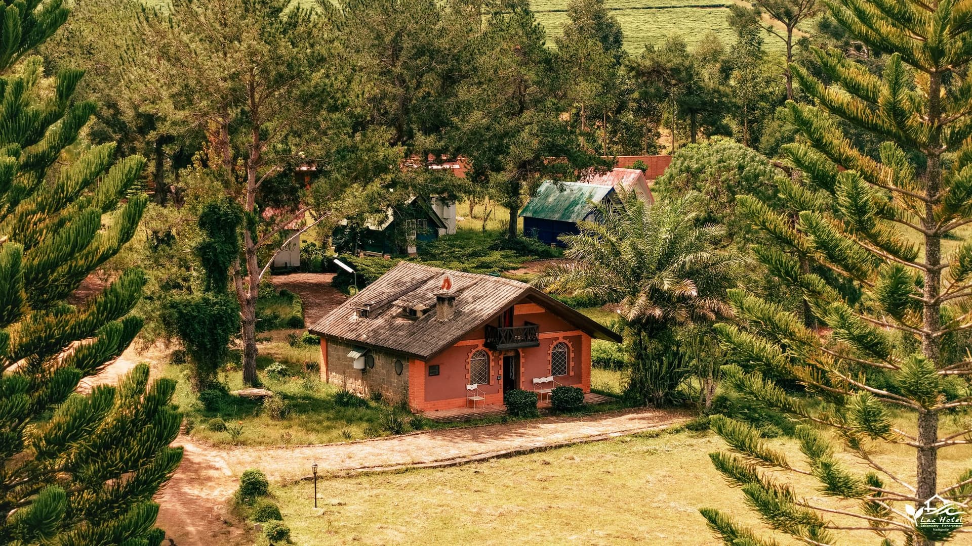 Vue d'ensemble de l'extension Le Repos, ses maisons parmi les pins