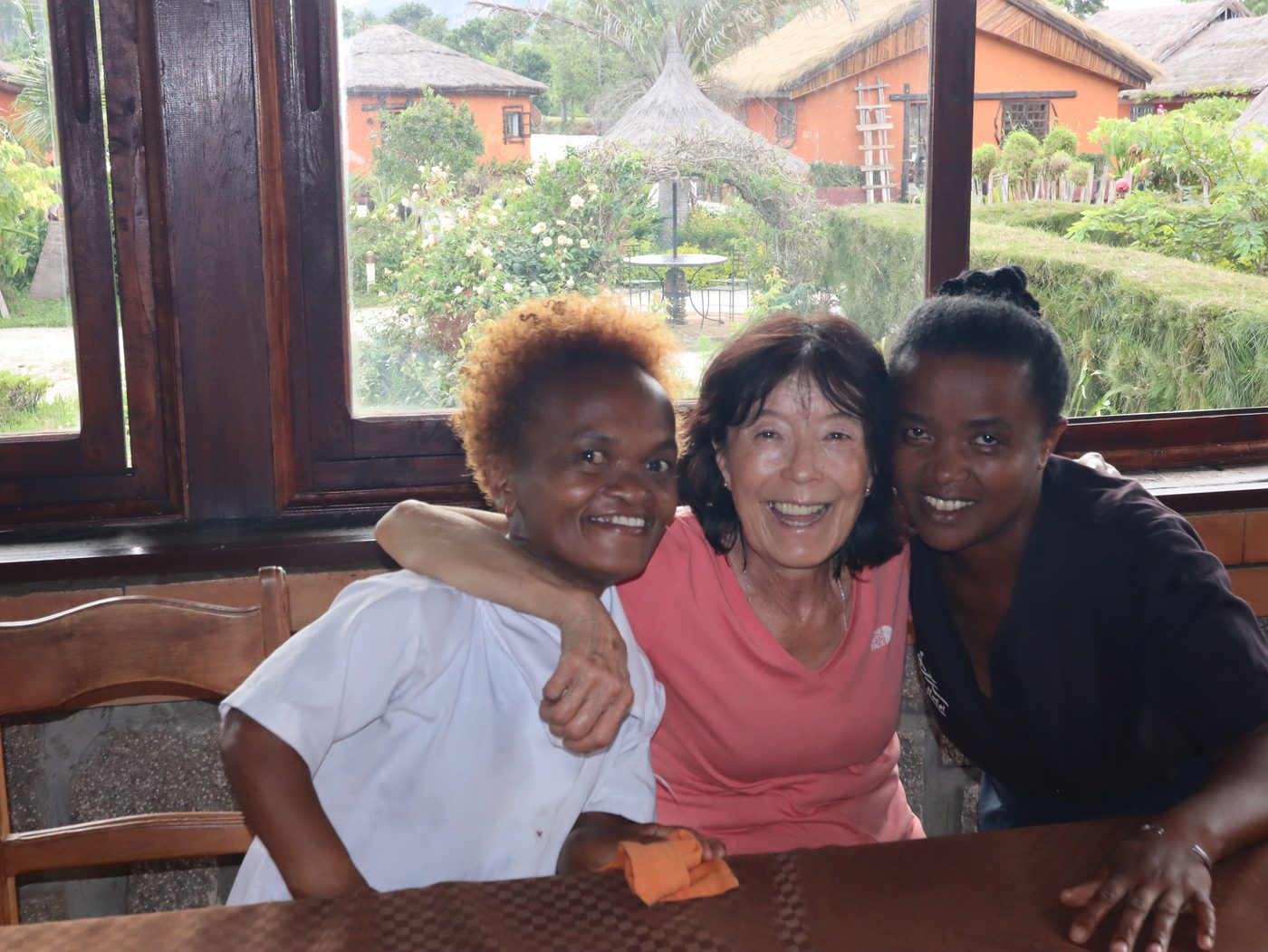 Maggie Leong et l'équipe du Lac Hôtel Sahambavy